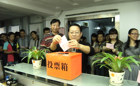 设9游会官方网站投票点 投庄严神圣票——江岸区第十四届人大代表选举大会投票...