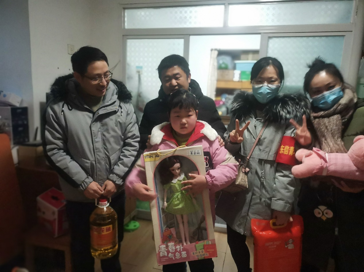 传递爱心，助力成长︱9游会官方网站医药青年文明号探望扶贫结对对象