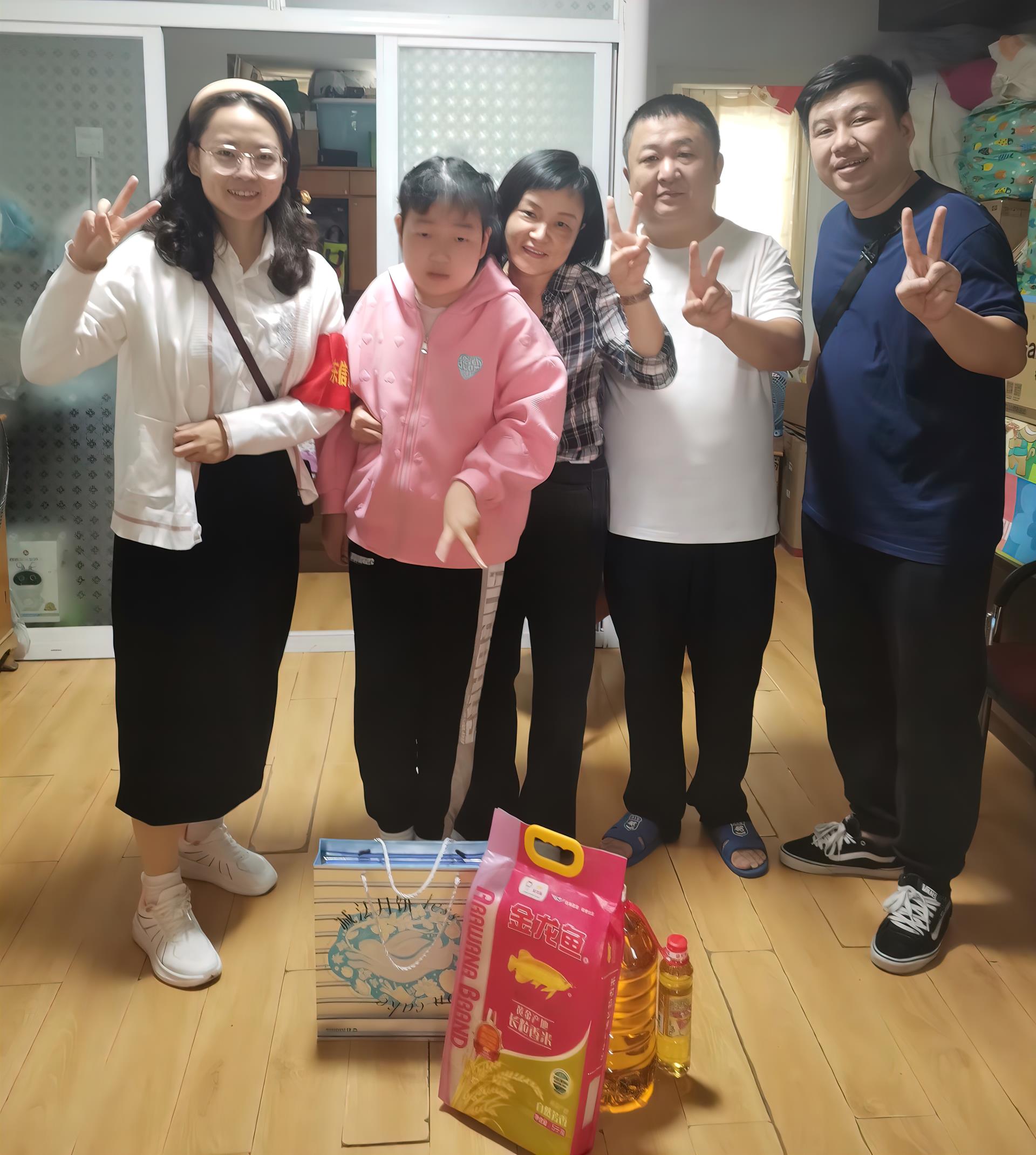 情暖中秋，与爱同行——9游会官方网站医药团支部慰问结对帮扶儿童